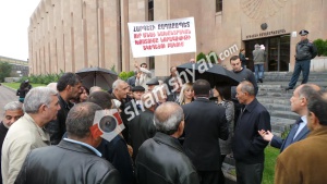 Արտակարգ իրավիճակ Երևանի քաղաքապետարանի դիմաց. բնակիչները նշում էին. «Բավակա՛ն է մեզ խաբեք, մի քիչ մարդ եղեք». ՖՈՏՈՌԵՊՈՐՏԱԺ