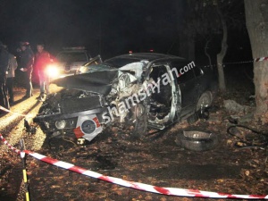 Խոշոր ավտովթար Ջերմուկ քաղաքում. փրկարարները ծառին բախված Volkswagen-ի միջից դուրս են բերել վարորդին, իսկ հետո`  նրա կտրված ոտքը. ՖՈՏՈՌԵՊՈՐՏԱԺ