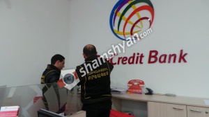 Զինված ավազակային հարձակում Երևանում. «ՊՐՈԿՐԵԴԻՏ» բանկից հափշտակել են խոշոր չափի գումար, իսկ նշված բանկում անվտանգությունը գտնվում է բարձիթողի վիճակում. ՖՈՏՈՌԵՊՈՐՏԱԺ, ՏԵՍԱՆՅՈՒԹ