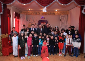 ԱԺ նախագահ Գալուստ Սահակյանը Ձմեռ պապու լի պարկով այցելեց Գավառի մանկատուն. երեխաները նրան անվանում էին Գալուստ-Ձմեռ պապիկ. ՖՈՏՈՌԵՊՈՐՏԱԺ