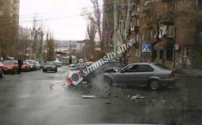 ԲԱՑԱՌԻԿ ՏԵՍԱՆՅՈՒԹ՝ Երևանում BMW-ի և Opel-ի բախումից. կան վիրավորներ