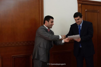Արցախի վարչապետը պարգևատրել է երիտասարդական դաշտում գործունեություն ծավալած մի խումբ գործիչների