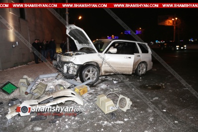 Երևանում 24-ամյա վարորդը Subaro-ով հայտնվել է մայթին, այնուհետև բախվել Opel-ին ու տապալել խաչմերուկում երթևեկությունը կարգավորող «սվետաֆորը». ՖՈՏՈՌԵՊՈՐՏԱԺ, ՏԵՍԱՆՅՈՒԹ