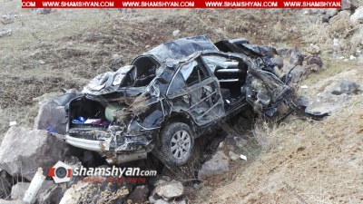 Ողբերգական ավտովթար Սյունիքի մարզում Toyota Camry-ն մի քանի պտույտ գլխիվայր շրջվելով՝ 200 մ հայտնվել է ձորում. ընտանիքի անդամներից 2-ը տեղում մահացել են, 3-ը՝ գտնվում են ծայրահեղ ծանր վիճակում. ՖՈՏՈՌԵՊՈՐՏԱԺ, ՏԵՍԱՆՅՈՒԹ
