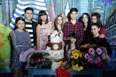 Փոքրիկ և տաղանդավոր երգչուհի Անահիտ Առաքելյանը ներկայացրեց իր առաջին ՝ «Ժամացույց» տեսահոլովակը, որին ներկա էին նաև հայ փոքրիկ աստղերը. ՖՈՏՈՌԵՊՈՐՏԱԺ. EXCLUSIVE.am