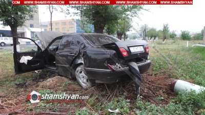 Խոշոր ավտովթար Իսակովի պողոտայում. բախվել են Mercedes-ն ու BMW-ն. վերջինը տապալել է գովազդային վահանակը և բախվել հաստաբուն ծառերին. ՖՈՏՈՌԵՊՈՐՏԱԺ, ՏԵՍԱՆՅՈՒԹ
