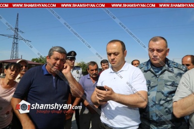 Լարված ու պայթյունավտանգ իրավիճակ Փարաքարում. ճանապարհը փակած գյուղացիներն ասում էին. «Այս անգամ մարզպետի նստատեղը փրկեցին մարզի ոստիկանապետն ու նախկին պատգամավոր Շմայսը». ՖՈՏՈՌԵՊՈՐՏԱԺ