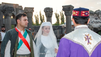 «Զվարթնոց»-ում բեմականացված հարսանիքն իսկական տոնախմբության էր վերածվել. ՖՈՏՈՌԵՊՈՐՏԱԺ