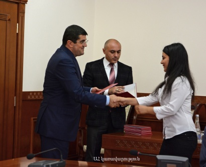 Արցախի վարչապետը գերազանցության դիպլոմներ է հանձնել ՀԱԱՀ-ի մի խումբ շրջանավարտների. ԼՈՒՍԱՆԿԱՐՆԵՐ