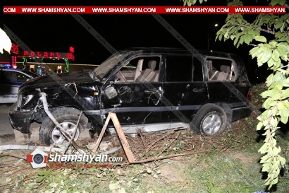 Երևանում Toyota Land Cruiser-ի վարորդը բախվել է բետոնե բաժանարար գոտու արգելապատնեշներին և հայտնվել «Ոսկե համբույր» ռեստորանի տարածքում. ՖՈՏՈՌԵՊՈՐՏԱԺ, ՏԵՍԱՆՅՈՒԹ