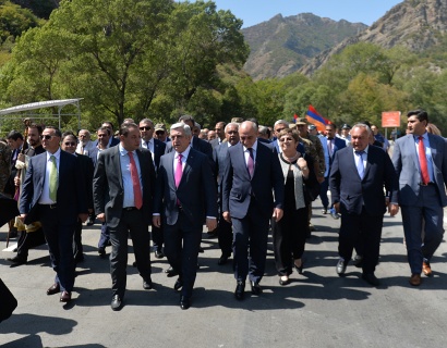Նախագահ Սերժ Սարգսյանը ներկա է գտնվել Վարդենիս-Մարտակերտ ավտոճանապարհի բացման արարողությանը. ԼՈՒՍԱՆԿԱՐՆԵՐ