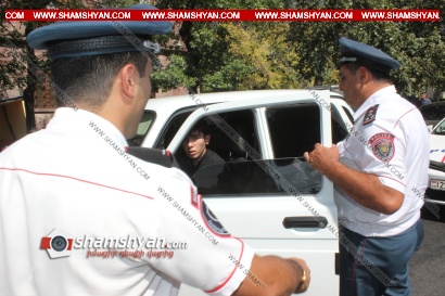 Գիտելիքի օրը 1-ին կուրսի ուսանողը հանել էր Niva-ի հետևի համարանիշները և փորձում էր չենթարկվել ՃՈ աշխատակիցների օրինական պահանջներին. ՖՈՏՈՌԵՊՈՐՏԱԺ, ՏԵՍԱՆՅՈՒԹ