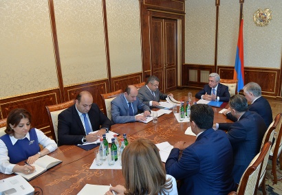 Նախագահը խորհրդակցություն է անցկացրել հայ-չեխական և հայ-սլովակյան տնտեսական համագործակցության օրակարգի հարցերի շուրջ. ԼՈՒՍԱՆԿԱՐՆԵՐ