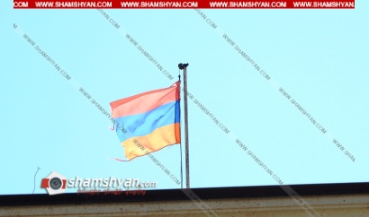 ՕՐՎԱ ԿԱԴՐ. Գյումրիի քաղաքապետարանի տանիքին ծածանվող դրոշը բզկտված է և չի համապատասխանում 1:2-ի հարաբերակցությանը.ՖՈՏՈՌԵՊՈՐՏԱԺ, ՏԵՍԱՆՅՈՒԹ