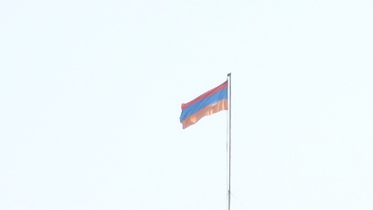 Գյումրու քաղաքապետարանը բզկտված, չափանիշներին չհամապատասխանող եռագույն դրոշը հեռացրեց քաղաքապետարանի շենքի տանիքից. ՖՈՏՈՌԵՊՈՐՏԱԺ, ՏԵՍԱՆՅՈՒԹ