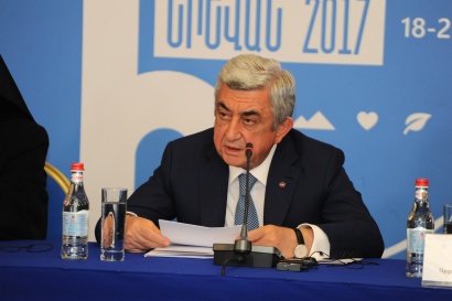 Թող ոչ ոք չմտածի, որ հնարավոր է կամ կարիք կա ստեղծելու կենտրոնաձիգ, բրգաձև ինչ-որ մի համահայկական կազմակերպություն. Սերժ Սարգսյան. ԼՈՒՍԱՆԿԱՐՆԵՐ