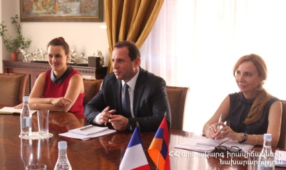 Հայաստան-Ֆրանսիա համագործակցությունը կարող է սերտանալ. ԱԻ նախարարն ընդունել է Ժան-Ֆրանսուա Շարպանտիեին. ԼՈՒՍԱՆԿԱՐՆԵՐ