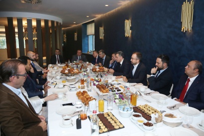 ՀՀ գյուղնախարարն աշխատանքային նախաճաշ է ունեցել հայ-ֆրանսիական համաժողովի շրջանակում Հայաստան ժամանած մի խումբ գործարարների հետ