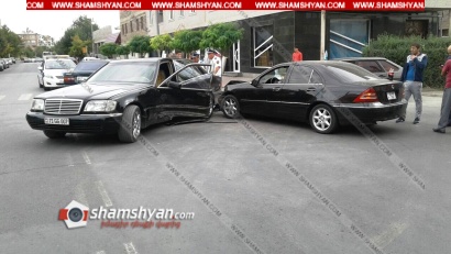 Ավտովթար Արարատի մարզում. Արտաշատում բախվել են Mercedes-ները, 3 վիրավորներից մեկը մասնագիտությամբ բժիշկ է. ՖՈՏՈՌԵՊՈՐՏԱԺ
