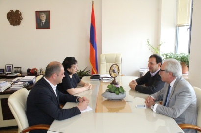 Սփյուռքի նախարարն ընդունել է «Հայկական առևտրային ցանցի» գործադիր խորհրդի ներկայացուցիչներին