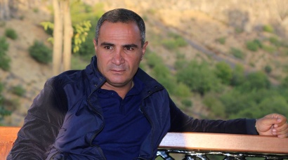 «Ղեկը փոխելով՝ ոնց որ ագռավի հետևը սոխակի պոչ դնեն, ասեն՝ սիրուն է». Գագիկ Շամշյանը՝ աջ ղեկով մեքենաների մասին. Aravot.am