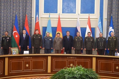 Օրվա կադր... Ադրբեջանի պաշտպանության նախարարի խուսափողական ու վախեցած կեցվածքը՝ ՀՀ պաշտպանության փոխնախարարի կողքին