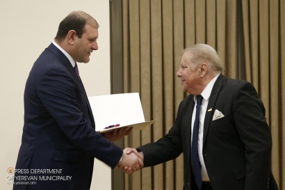 Տարոն Մարգարյանը նոր բնակարանների բանալիներ հանձնեց Ռուբեն Մաթևոսյանին, Ռուդոլֆ Ղևոնդյանին և Սևակ Ավետիսյանին. ԼՈՒՍԱՆԿԱՐՆԵՐ