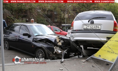 Երևանում բախվել են KIA-ն, ВАЗ 21012-ն ու Opel-ը, վերջինն էլ վնասել է վճարովի ավտոկայանատեղիի գովազդային ցուցանակը. ՖՈՏՈՌԵՊՈՐՏԱԺ, ՏԵՍԱՆՅՈՒԹ