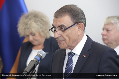 Լեհաստանի Սենատն ի նշանավորումն Լեհաստանում հայերին տրված հատուկ արտոնության 650-ամյա հոբելյանի` ընդունել է բանաձեւ