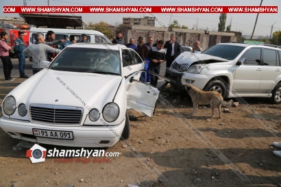 Խոշոր ավտովթար Զովունի գյուղում. բախվել են Mercedes-ն ու Toyota Land Cruiser Prado-ն, վերջինն էլ տապալել է բետոնե էլեկտրասյունը, կան վիրավորներ. ՖՈՏՈՌԵՊՈՐՏԱԺ, ՏԵՍԱՆՅՈՒԹ
