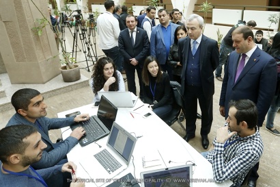 Տարոն Մարգարյանը հետևել է Երևանի քաղաքապետարանում մեկնարկած «Խելացի քաղաք» հաքատոնի ընթացքին. ԼՈՒՍԱՆԿԱՐՆԵՐ