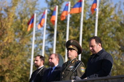 Վիգեն Սարգսյանը ներկայացրել է ՀՀ ԶՈՒ օպերատիվ վարչության, ՀՀ ՊՆ ներքին աուդիտի վարչության նորանշանակ պետերին և իր խորհրդականին. ՖՈՏՈՌԵՊՈՐՏԱԺ