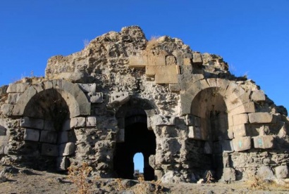Վանի միջնադարյան հայկական Արծվաբեր վանքը վերածվել է աղբավայրի. ԼՈՒՍԱՆԿԱՐՆԵՐ