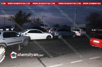 Շղթայական ավտովթար Երևանում. «Honda» սերվիսի դիմաց բախվել են ռուսական համարանիշներով Mercedes-ը, 2 Honda-ները և Opel-ը. Կան վիրավորներ. ՖՈՏՈՌԵՊՈՐՏԱԺ, ՏԵՍԱՆՅՈՒԹ