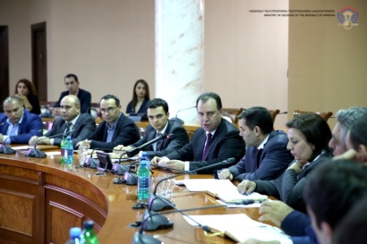 ՀՀ պաշտպանության նախարարը հանդիպել է ուսանողական, երիտասարդական կառույցների ներկայացուցիչների հետ. դասադուլ հայտարարած նախաձեռնող խմբի հրավիրված որևէ անդամ հանդիպմանը չի ներկայացել