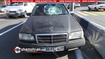 Երևանում 26–ամյա վարորդը Mercedes-ով վրաերթի է ենթարկել փողոցը թույլատրելի հատվածով անցնող հետիոտնին. վրաերթի ենթարկվածին առաջինը օգնության են հասել մի խումբ քննիչներ և Ոստիկանության զորքերի ծառայողներ. ՖՈՏՈՌԵՊՈՐՏԱԺ, ՏԵՍԱՆՅՈՒԹ