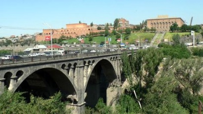 Արտակարգ դեպք Երևանում. 41-ամյա տղամարդը Հաղթանակ կամրջից փորձել է ինքնասպան լինել, նրան փրկել են «Քվանտ» վարժարանի 2 սաները