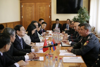 ՀՀ ոստիկանապետ Վլադիմիր Գասպարյանն ընդունել է Չինաստանի՝ ահաբեկչության դեմ պայքարի և անվտանգության ապահովման լիազոր Չէն Հոպինի գլխավորած պատվիրակությանը. ՖՈՏՈՌԵՊՈՐՏԱԺ, ՏԵՍԱՆՅՈՒԹ