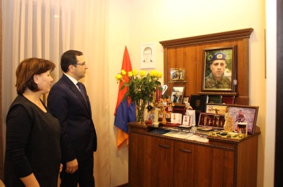 Կենտրոն վարչական շրջանի ղեկավար Արա Սադոյանը այցելել և շնորհավորել է Ապրիլյան պատերազմի հերոսների ընտանիքներին. ՖՈՏՈՌԵՊՈՐՏԱԺ