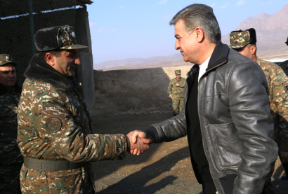 Բոլորս պարտք ու պարտավորություններ ունենք ձեր նկատմամբ. Վարչապետն այցելել է մարտական հենակետ և շնորհավորել զինծառայողների Ամանորը. ՖՈՏՈՌԵՊՈՐՏԱԺ