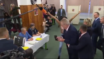 Femen-ի կիսամերկ ակտիվիստուհին հարձակվել է Չեխիայի նախագահի վրա. ՏԵՍԱՆՅՈՒԹ