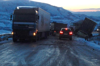 Փրկարարները ձյան արգելափակումից դուրս են բերել ավտոմեքենաներ