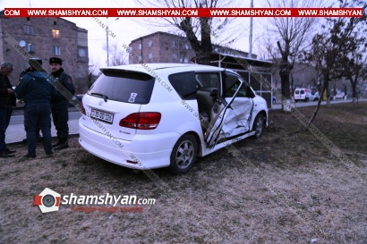 Երևանում բախվել են 52-ամյա վարորդի Toyota-ն և 22-ամյա վարորդի Nissan-ը. կան վիրավորներ. Toyota-ն հայտնվել է կանգառում՝ արմատախիլ անելով եղևնին. ՖՈՏՈՌԵՊՈՐՏԱԺ, ՏԵՍԱՆՅՈՒԹ