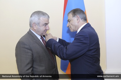 Արա Բաբլոյանը պարգեւատրել է Արցախի Հանրապետության Ազգային ժողովի նախագահին