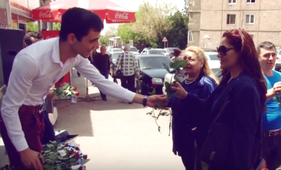 Ցանկացած անակնկալ օր ու պատարագ չի ճանաչում. վարդերի համատարած նվիրում՝ անցորդ կանանց. ՏԵՍԱՆՅՈՒԹ