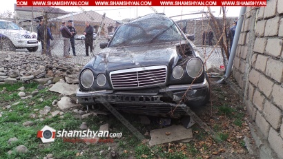 Էջմիածնում 72-ամյա վարորդը Mercedes-ով վրաերթի է ենթարկել 2 հետիոտնի և բախվել բնակչի տան երկաթե ցանցին. ժամանել են տարածքի ոստիկանապետն ու վաշտի հրամանատարը. ՖՈՏՈՌԵՊՈՐՏԱԺ, ՏԵՍԱՆՅՈՒԹ