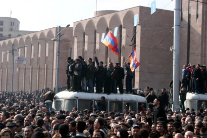 2008թ. մարտի 1-ից 20-ը պետական գրաքննություն մտցնելը Սահմանադրության կոպիտ խախտում է. «Առավոտ»
