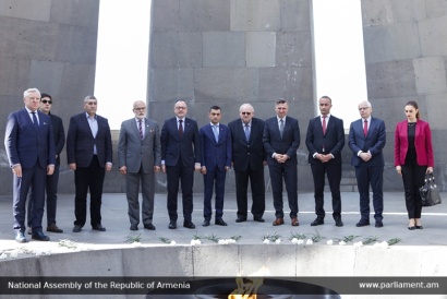 Լեհաստանի Սենատի պատվիրակությունը hարգանքի տուրք է մատուցել Ծիծեռնակաբերդի հուշահամալիրում