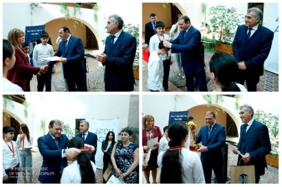 Քաղաքապետ Տարոն Մարգարյանը պարգևատրել է ՀՀ դպրոցականների շախմատի 12-րդ օլիմպիադայի Երևան քաղաքի համայնքային փուլի հաղթողներին