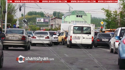 300-ից ավելի ավտոմեքենաներով Թբիլիսյան խճուղում քաղաքացիները փակել են ճանապարհը՝ պահանջելով ազատ արձակել Նիկոլ Փաշինյանին, Սասուն Միքայելյանին և մնացած ձերբակալվածներին. ՖՈՏՈՌԵՊՈՐՏԱԺ